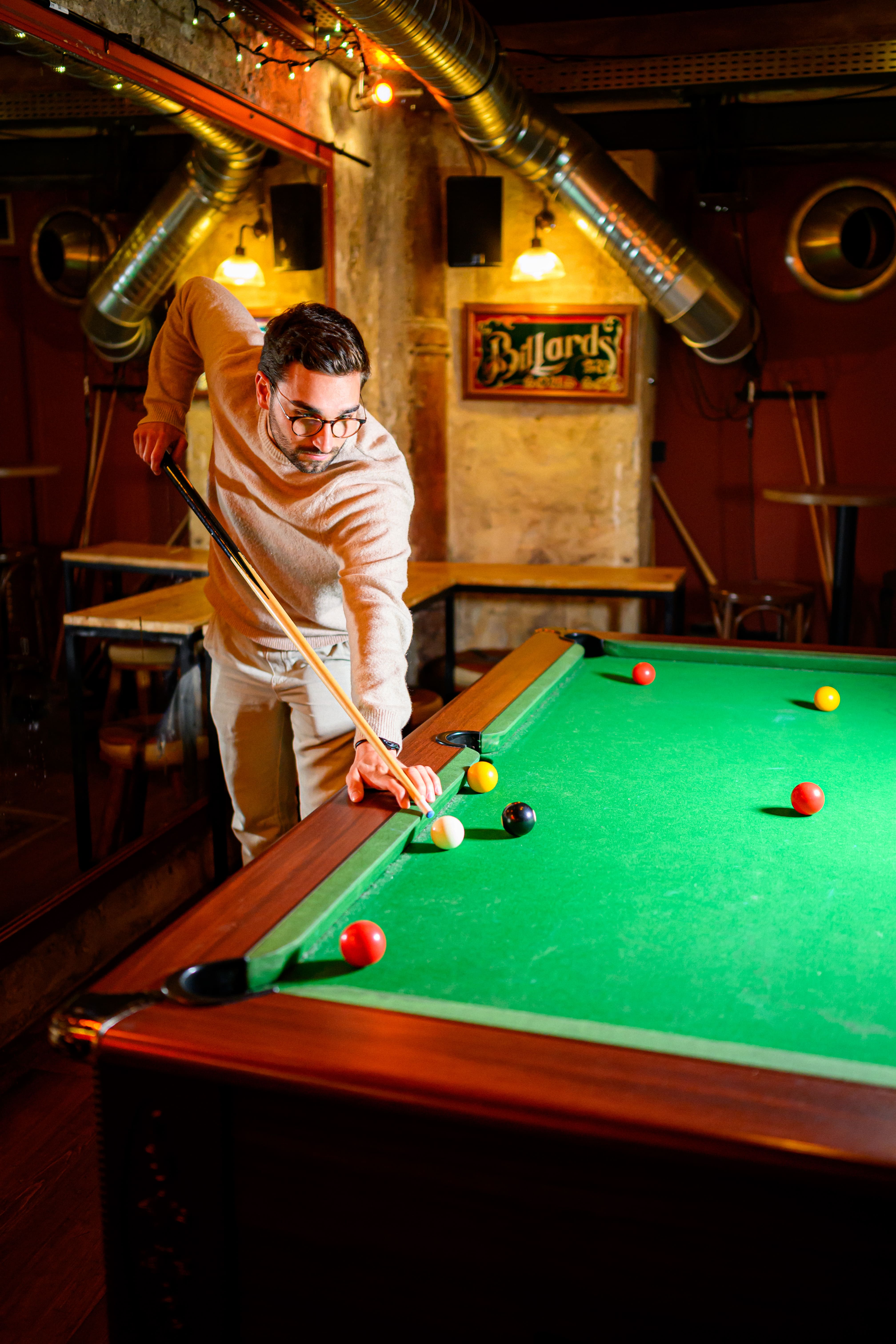 Personne jouant du billard